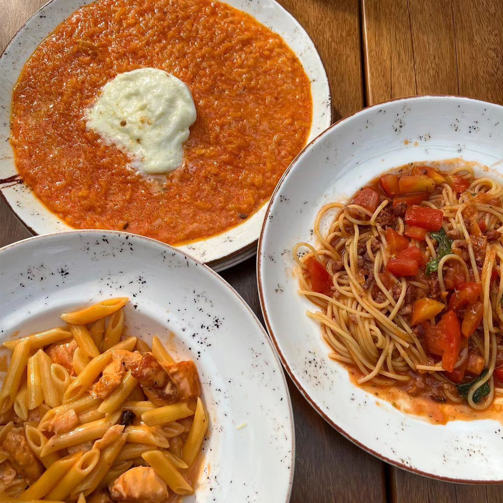 ¡Y cuando no puedes decidirte, pídelo todo!
Penne alla Vodka con Salmone, Risotto al Teléfono & Spaghetti Pomodoro e Tocineta • Amarti